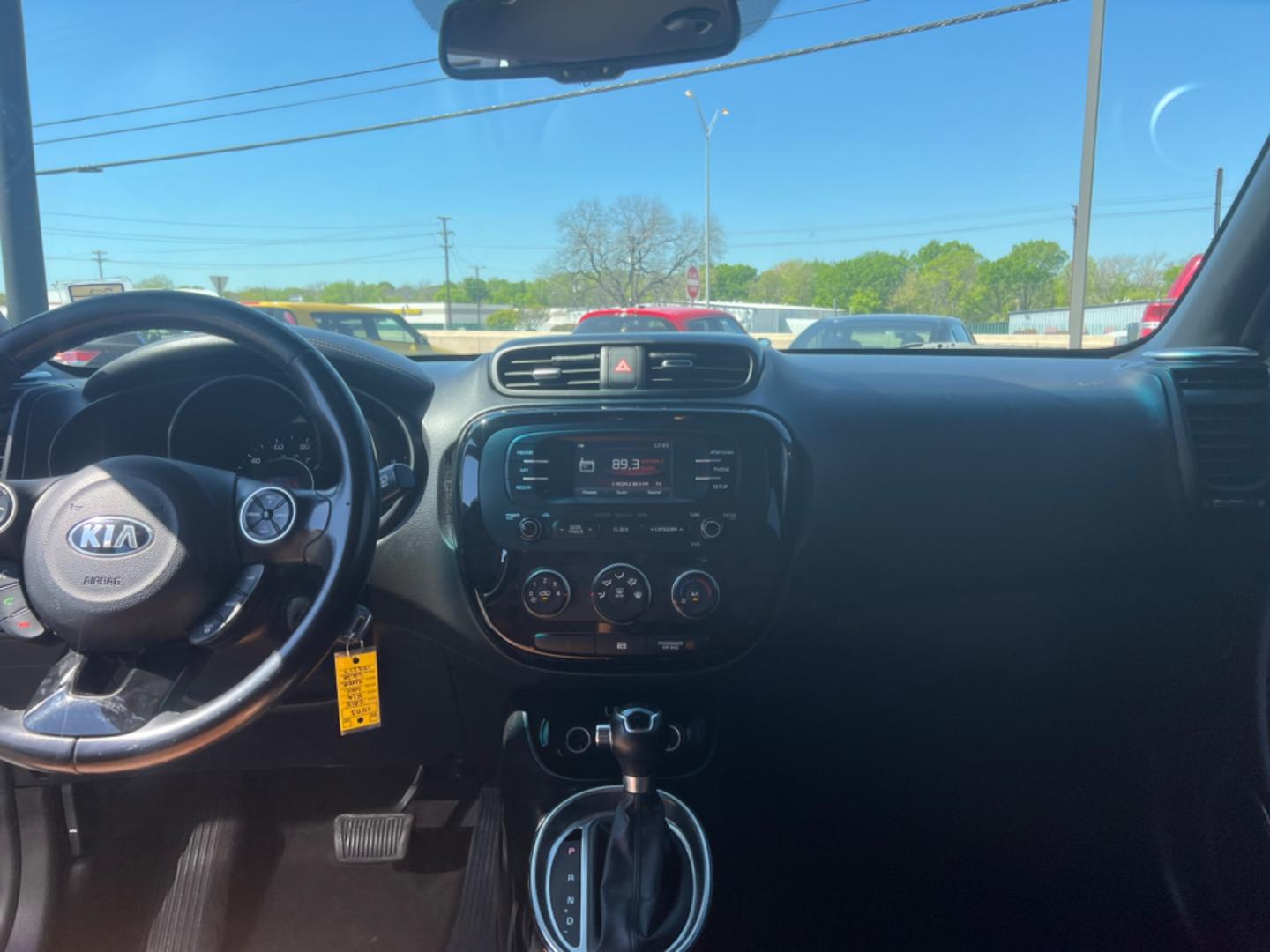 2015 WHITE Kia Soul ! (KNDJX3A59F7) with an 2.0L L4 DOHC 16V engine, 6-Speed Automatic transmission, located at 420 I-35E, Lancaster, TX, 75146, (469) 297-4144, 32.593929, -96.823685 - Photo#4